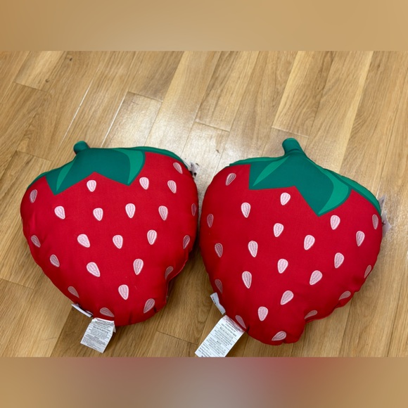 2 Novorgatz strawberry pillows